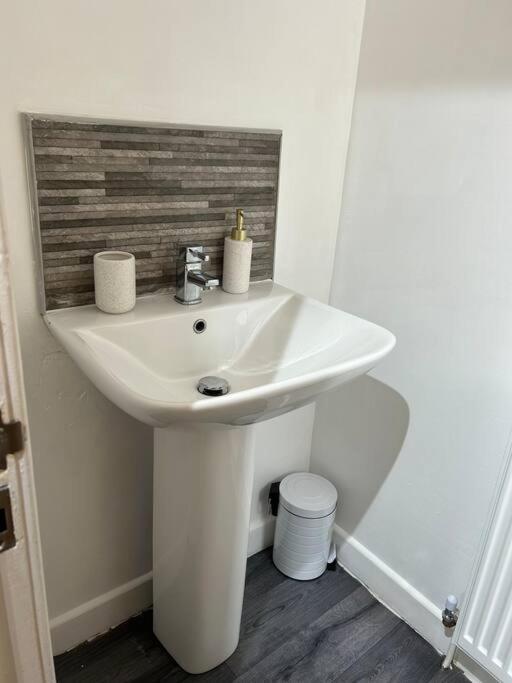 Spacious Homely 3 Bed Property Newcastle-under-Lyme Esterno foto