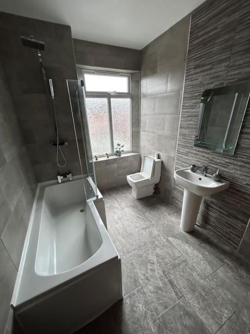 Spacious Homely 3 Bed Property Newcastle-under-Lyme Esterno foto
