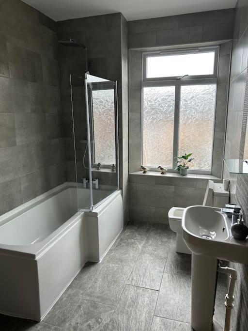Spacious Homely 3 Bed Property Newcastle-under-Lyme Esterno foto
