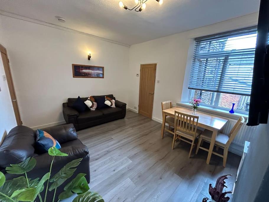 Spacious Homely 3 Bed Property Newcastle-under-Lyme Esterno foto
